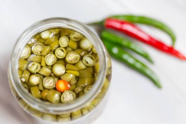 Ev yapımı baharatlı Tay biber sirke