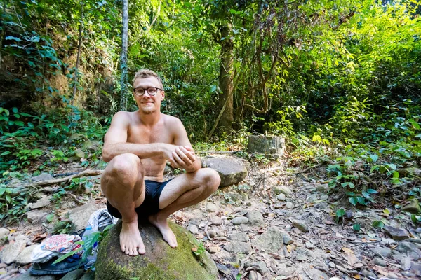 Turista en la cascada Hin Phoeng — Foto de Stock