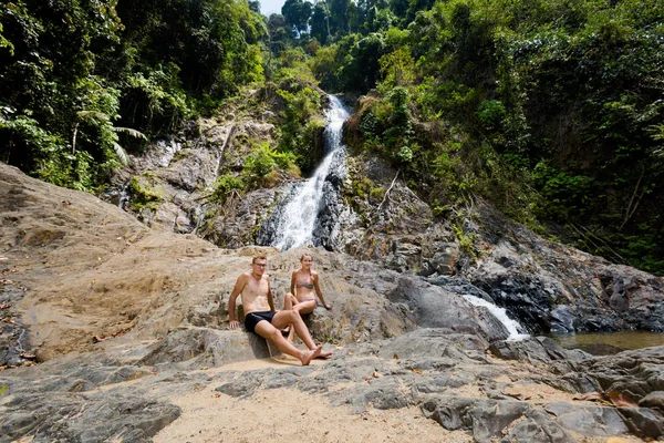 Turista en Huai A la cascada —  Fotos de Stock