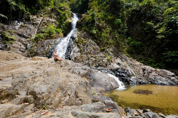 Turista en Huai A la cascada —  Fotos de Stock