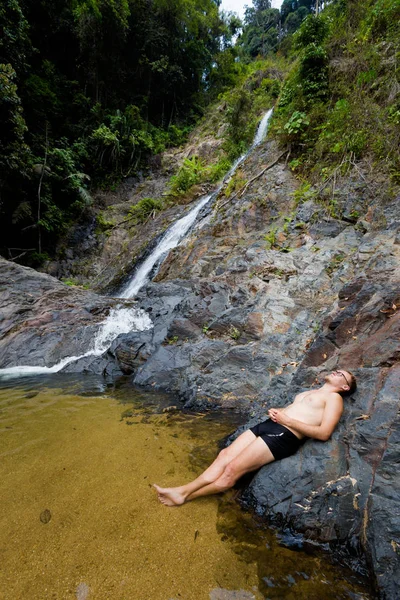 Turista en Huai A la cascada —  Fotos de Stock