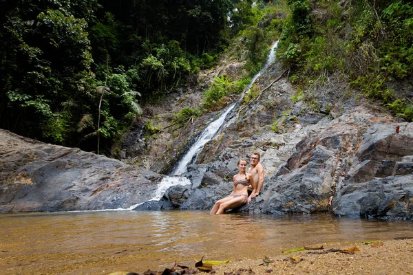 Turista en Huai A la cascada —  Fotos de Stock