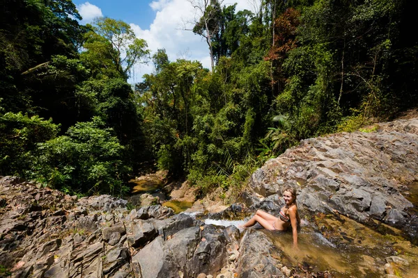 Turista en Huai A la cascada —  Fotos de Stock