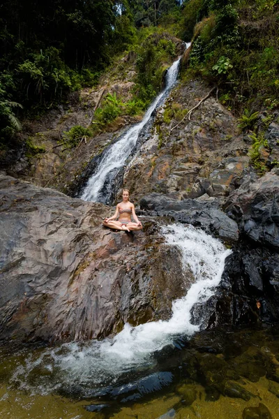 懐に滝の観光 — ストック写真