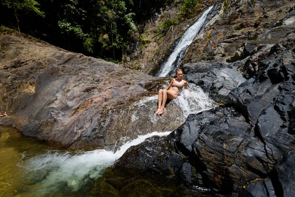 Turista en Huai A la cascada —  Fotos de Stock