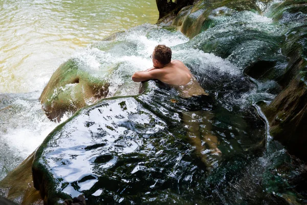 Turista Krabi aguas termales cascada —  Fotos de Stock