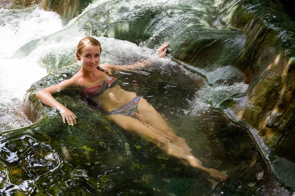 Cascata di sorgenti termali turistiche Krabi — Foto Stock