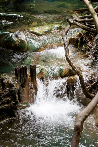 Krabi heiße Quellen Wasserfall — Stockfoto