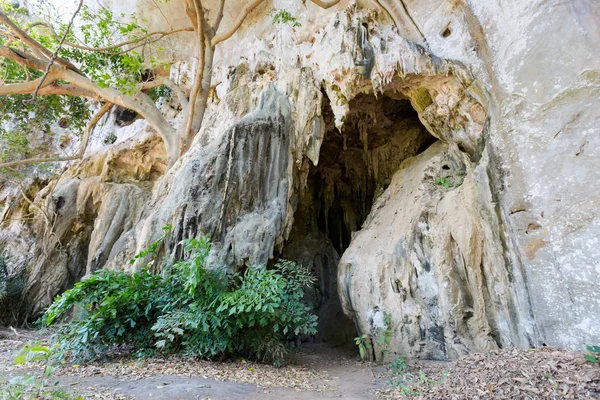 Cueva tropical en la playa de Railay —  Fotos de Stock