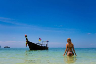 Phra Nang Krabi üzerinde turist