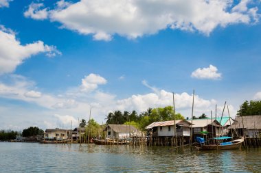 Tropikal Koh Klang Adası Güney Tayland Krabi'görüntüleyin. Longtail tekne Güney Doğu Asya'da alınan manzara.