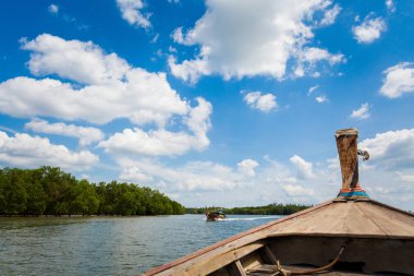 Tropikal Koh Klang Adası Güney Tayland Krabi'görüntüleyin. Longtail tekne Güney Doğu Asya'da alınan manzara.