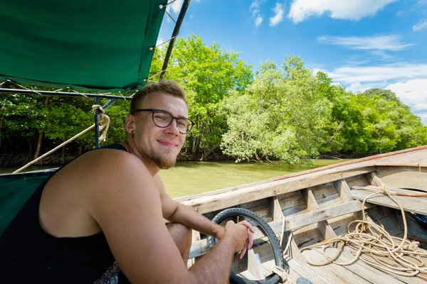 Mann Auf Langschwanzboot Auf Dem Fluss Pak Nam Krabi Südthailand — Stockfoto