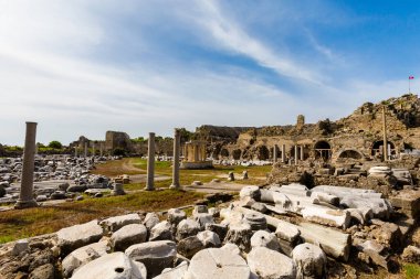 Türkiye, Antalya 'daki Side City' nin güzel antik tiyatro mimarisi. Güzel eski arkeoloji parkı.