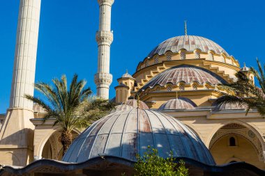 Mrk 'in güzel mimarisi. Türkiye 'nin Manavgat kentinde Kulliye Cami, Antalya. Güzel sakral bina..