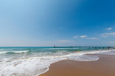 Side, Türkiye 'deki tropikal plajda yaz manzarası. Balayı sırasında cennette çekilmiş tatil fotoğrafları..