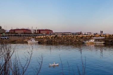 Side, Türkiye 'deki tropikal limanda yaz manzarası. Balayı sırasında cennette çekilmiş tatil fotoğrafları..