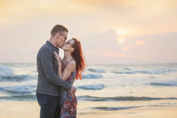 Summer Landscape Young Caucasian Tourist Couple Watching Golden Sunset Tropical — Stock Photo, Image