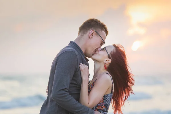 Summer Landscape Young Caucasian Tourist Couple Watching Golden Sunset Tropical — Stock Photo, Image