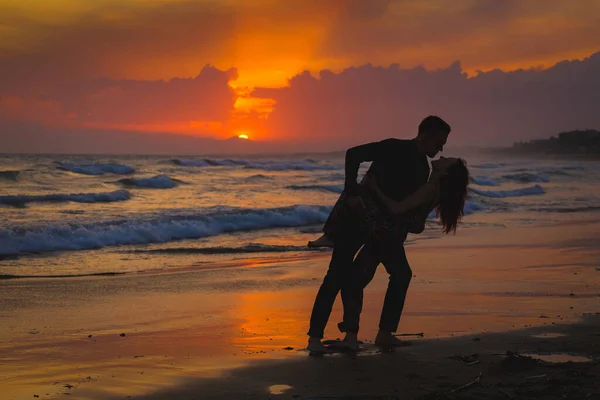 Sommerlandschaft Mit Einem Jungen Kaukasischen Touristenpaar Das Den Goldenen Sonnenuntergang — Stockfoto