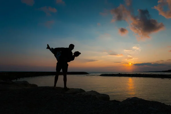 Letní Krajina Mladým Kavkazským Turistickým Párem Sledujícím Západ Slunce Tropické — Stock fotografie