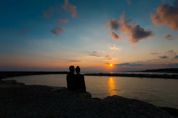 トルコ側の熱帯ビーチで黄金の夕日を見て若い白人観光客のカップルと夏の風景 新婚旅行中に楽園のシーンで撮影した休日の写真 — ストック写真