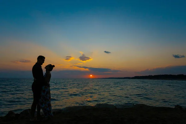 トルコ側の熱帯ビーチで黄金の夕日を見て若い白人観光客のカップルと夏の風景 新婚旅行中に楽園のシーンで撮影した休日の写真 — ストック写真