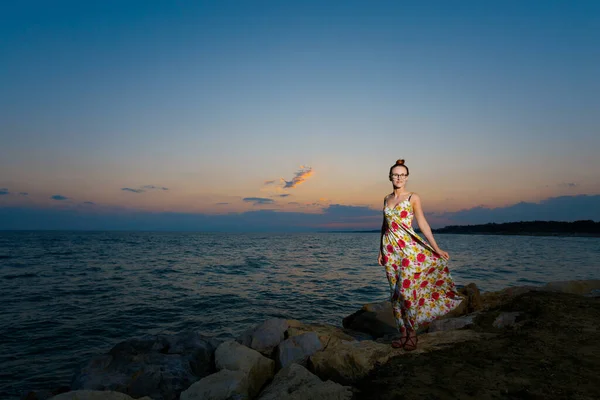 Летний Пейзаж Молодой Кавказской Женщиной Наблюдающей Золотой Закат Тропическом Пляже — стоковое фото