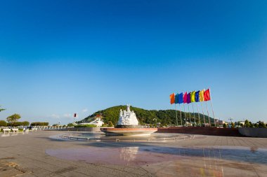 Vietnam 'da, Mekong Deltası' nın kalbinde, tropik Ha Tien şehrinde yaz manzarası. Şehirden alınan manzara