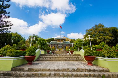 Vietnam 'ın Mekong Deltası' nın göbeğindeki kutsal Sam Dağı 'nın (Ba Chua Xu Tapınağı) manzarası. Vietnam pirinç tarlalarına ve Kamboçya 'ya bak