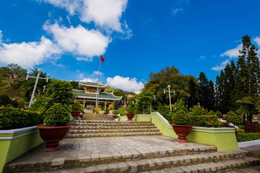 Vietnam 'ın Mekong Deltası' nın göbeğindeki kutsal Sam Dağı 'nın (Ba Chua Xu Tapınağı) manzarası. Vietnam pirinç tarlalarına ve Kamboçya 'ya bak