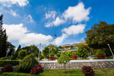 Vietnam 'ın Mekong Deltası' nın göbeğindeki kutsal Sam Dağı 'nın (Ba Chua Xu Tapınağı) manzarası. Vietnam pirinç tarlalarına ve Kamboçya 'ya bak
