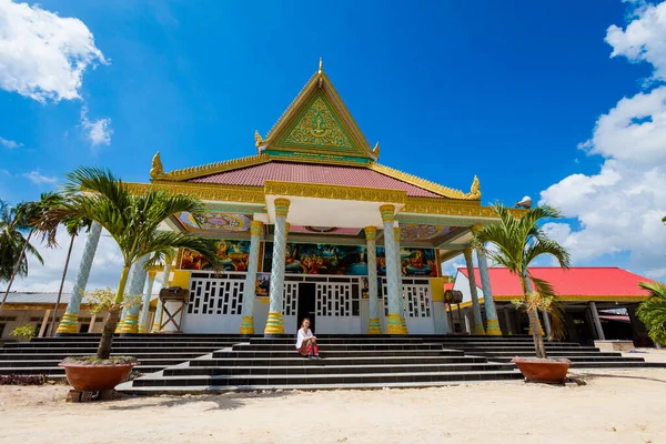 Bella Giovane Turista Nel Tempio Khmer Chua Khmer Xuan Phu — Foto Stock