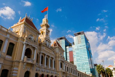 Saygon, Vietnam 'da Ho Chi Minh heykeli olan hükümet binası. Mavi gökyüzü ile güzel şehir manzarası