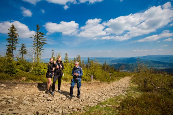 Bellissimo Panorama Con Turisti Famiglia Facendo Trekking Preso Montagne Polacchi — Foto Stock