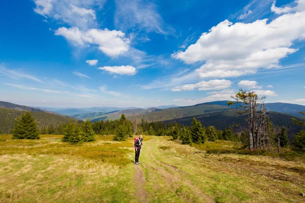 Piękna Panorama Młodą Turystką Mającą Wyprawę Trekkingową Polskich Górach Beskidy — Zdjęcie stockowe