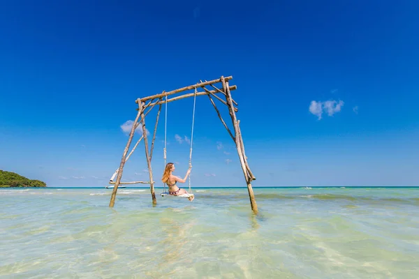 Jovem Mulher Sexi Balanço Ilha Tropical Phu Quoc Vietnã Turista — Fotografia de Stock