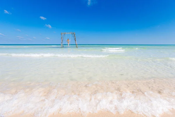 Jovem Mulher Sexi Balanço Ilha Tropical Phu Quoc Vietnã Turista — Fotografia de Stock