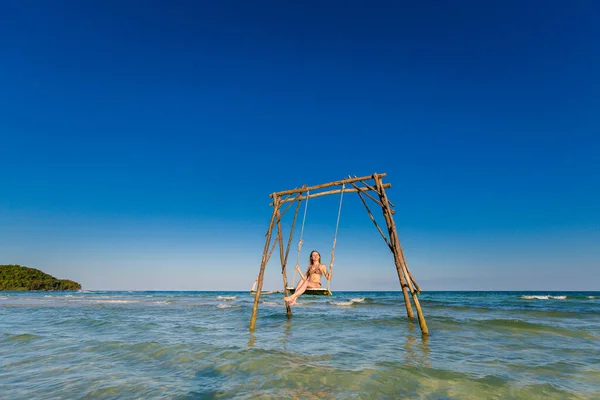 Молодая Сексуальная Женщина Качелях Тропическом Острове Куок Вьетнаме Турист Пляже — стоковое фото