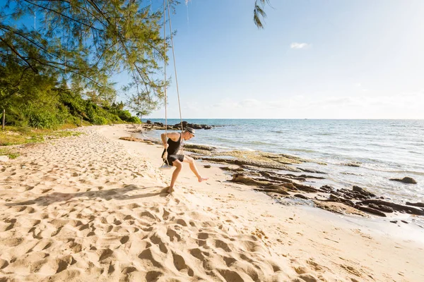 Pemuda Yang Senang Berayun Pulau Tropis Phu Quoc Vietnam Turis — Stok Foto