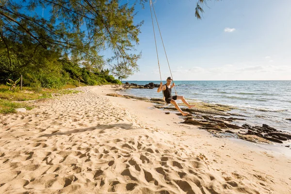 Fiatal Boldog Ember Hintázik Trópusi Szigeten Phu Quoc Vietnamban Turista — Stock Fotó