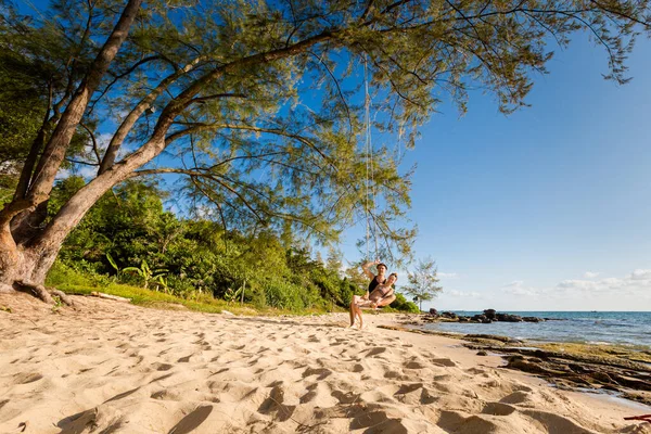 Boldog Pár Swing Trópusi Sziget Phu Quoc Vietnamban Turista Ong — Stock Fotó