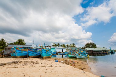 Vietnam 'daki tropik Phu Quoc adasında yaz deniz manzarası. Mavi gökyüzü ile Bai Dai sahili manzarası çekildi.