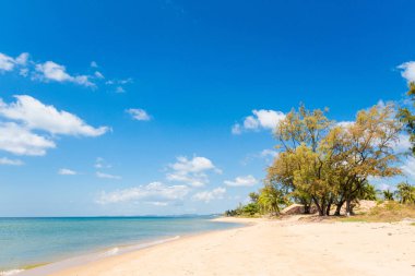Vietnam 'ın Ba Keo bölgesindeki tropikal Phu Quoc adasında yaz deniz manzarası. Duong Dong - Mavi gökyüzü ile uzun sahil manzarası