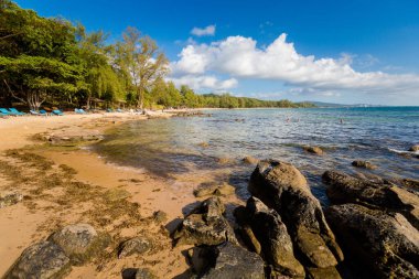 Vietnam 'ın Cua Lo bölgesinde, tropikal Phu Quoc adasında yaz deniz manzarası. Ong Lang plajı manzarası mavi gökyüzü ile çekildi.