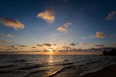 Vietnam 'ın Cua Lo bölgesinde, tropikal Phu Quoc adasında yaz günbatımı deniz manzarası. Manzara Ong Lang plajında çekildi..