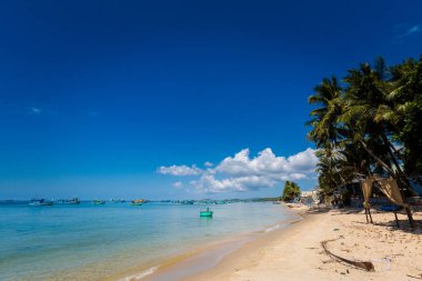 Vietnam 'ın Cua Lo bölgesinde, tropikal Phu Quoc adasında yaz deniz manzarası. Ong Lang plajı manzarası mavi gökyüzü ile çekildi.