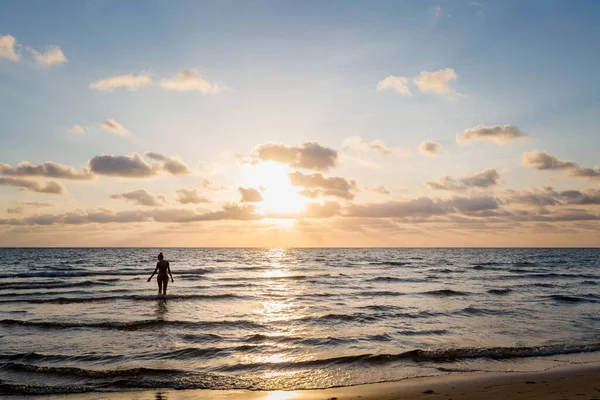 Sexi Mujer Joven Viendo Puesta Sol Isla Tropical Phu Quoc — Foto de Stock