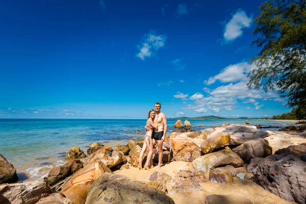 ベトナムのCua Lo地域 熱帯フーコック島の幸せな若いセクシーカップル 青空が広がるオン ランビーチエリアの風景 — ストック写真