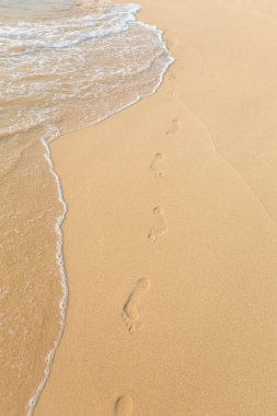 Vietnam 'ın Cua Lo bölgesinde, tropikal Phu Quoc adasında kumda ayak izleri. Ong Lang plajı manzarası mavi gökyüzü ile çekildi.